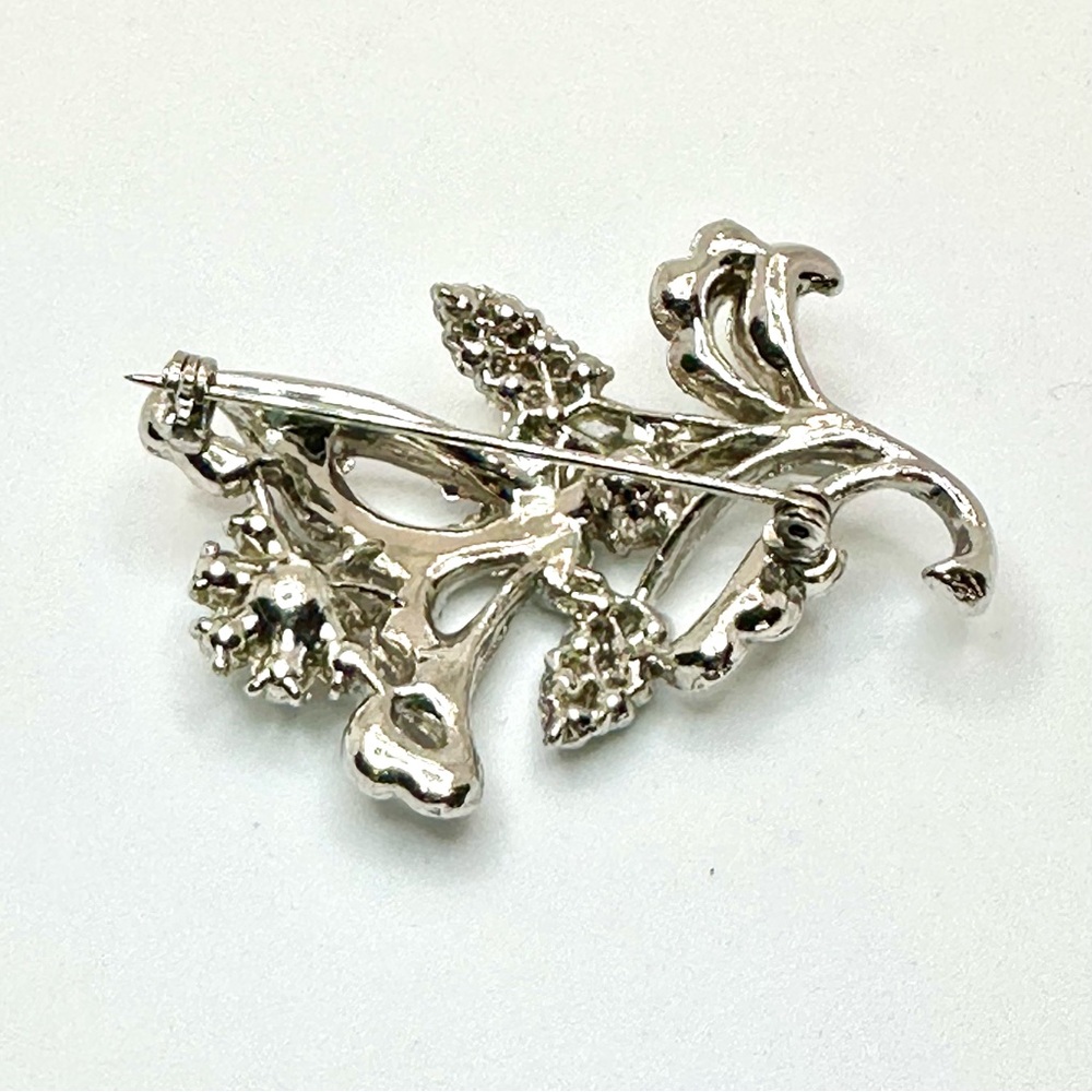 VINTAGE - Ornate Rhinestone Brooch with Intricate Floral Design - Picture 6 of 10